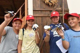 Naturerlebnisse verbinden Grenzen - Da flattern sie, die selbst gebastelten Bienen Maja. Tschechische Kinder zeigen ihre gebastelten Bienen. Gabriela, Johanka, Valentyna und Jiri (von links) waren beim Projekttag dabei. 