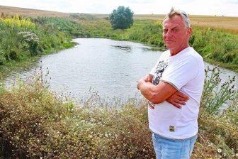 Naturfreund hält sein Versprechen - Steffen Guthmann aus Langenbernsdorf ist stolz auf sein selbst geschaffenes Biotop und hofft auch Nachahmer.