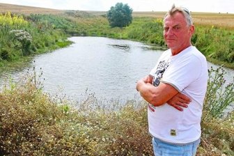 Naturfreund hält sein Versprechen - Steffen Guthmann aus Langenbernsdorf ist stolz auf sein selbst geschaffenes Biotop und hofft auf Nachahmer.