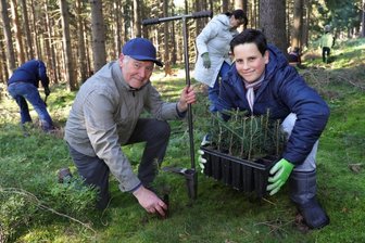 Naturfreunde helfen im Wald bei Pflanzaktion -