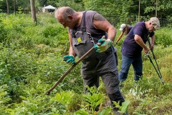 Naturfreunde schneiden Bäumchen frei - Am Samstag haben Mitstreiter des Bergwaldprojektes "Aufbäumen!", im Bild Matthias Langner, den Bäumchen nahe des Schillingbruchs zu mehr Licht verholfen.