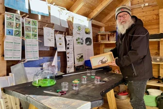 Naturfreunde willkommen: SOS-Kinderdorf Zwickau bietet Freiwilligen Betätigung in Biotop und Forscherhütte - Alles da, was junge Naturforscher brauchen: Berthold Grenz vom SOS-Kinderdorf Zwickau zeigt die Ausstattung der Forscherhütte am Biotop in Planitz.