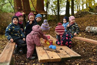 Naturkinder Weißbach freuen sich über Spielplatz im Wald - Die Naturkinder Weißbach haben nun einen Entdecker-Spielplatz im Wald.