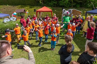 Naturkindergarten im Erzgebirge: Wo eine Woche lang gefeiert wird - Zum Tag der offenen Tür im Naturkindergarten haben die Kinder ihre Gäste mit einem Tanz begrüßt.