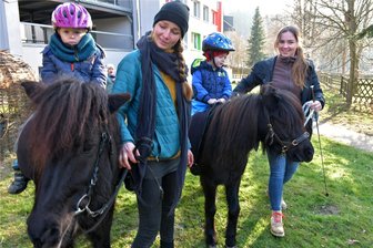 Naturkinderhaus Mulda macht seinem Namen alle Ehre - Alle zwei Wochen findet im Naturkinderhaus in Mulda die Arbeitsgemeinschaft Ponyzeit statt.