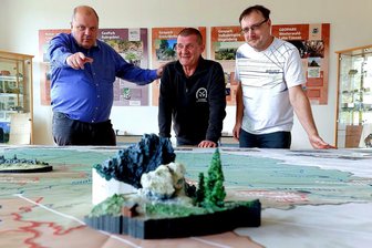 Naturkundemuseum der Topaswelt Schneckenstein präsentiert neue Ausstellung zu Geoparks in Deutschland - Bürgermeister Wolfgang Schädlich, Topaswelt-Chef Steffen Gerisch und Denis Loos vom Geo-Umweltpark (von links) vor den 3D-Modellen vom Lochstein bei Grünbach und dem Schneckenstein.