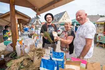 Naturmarkt in Olbernhau bei Anbietern und Besuchern gleichermaßen beliebt - Landgut-Mitarbeiter Tilman Ruhnow gab Ingrid und Gert Bernhardt (v. l.) Einblick in den Anbau von Linsen.