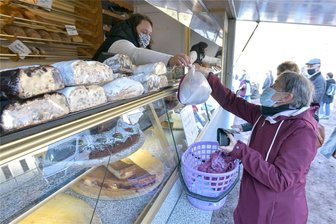 Naturmarkt in Tharandt: Bäckerei aus Großhartmannsdorf kommt mit Erzgebirgskuchen - Die Bäckerei Schäfer, wie hier in der Vorweihnachtszeit 2020, ist auf dem Naturmarkt am Samstag präsent.