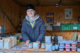 Naturmarkt in Tharandt: Honig und Wildspezialitäten aus der Region - Jens Heinze von der Johannishöhe verkauft Lupinenkaffee und organisiert den Naturmarkt.