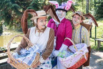 Naturpark Köbe: Hasenfamilie sammelt für neue Voliere - Die Osterhasen vom Förderverein des Naturparks Köbe sammelten Spenden für eine neue Voliere.
