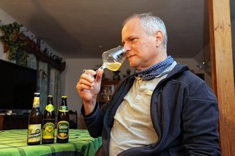 Naturradlertest: Das sagt ein Bierexperte - Biersommelier Tino Fäustel testet sich durch drei Naturradler.