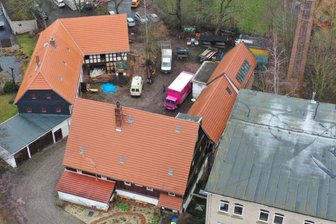 Naturschützer des Kreises ziehen in neuen Nordflügel - Blick auf den Sitz des Landschaftspflegeverbandes Westsachsen, der auf dem Mühlenareal in Neukirchen die Kreisnaturschutzstation betreibt. Noch sind die Handwerker im Nordflügel (links) zugange. Dort soll ab Sommer auch ein Veranstaltungs- und Kulturzentrum entstehen.