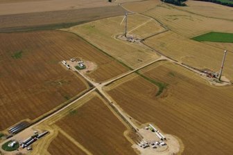 Bei Hilbersdorf werden fünf Windkraftanlagen aufgebaut. Im Hintergrund ist am rechten oberen Bildrand der Solarpark "Ziegelscheune" zu sehen, ein weiterer ist unmittelbar vor den Windrädern geplant.
