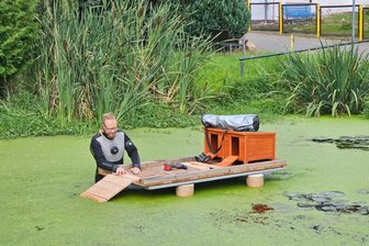Naturschutz im Fokus: Einwohner in Altgeringswalde bauen Entenhaus - Tierschützer Robert Sobolewski beim Befestigen der Rampe für Wasservögel.