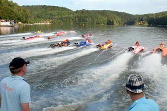 Naturschutz kontra Tradition: Motorbootrennen auf der Talsperre Kriebstein sind umstritten - Rennboote der Formel 350 bei einem EM-Lauf auf der Talsperre Kriebstein.