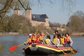 Touristen im Schlauchboot