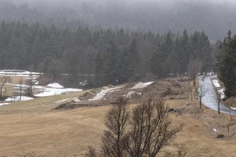 Naturschutzbund geht weiter gegen Ferienhausprojekt am Fichtelberg vor - Nach einem gerichtlich verhängten Baustopp ruhen die Arbeiten auf der Wiese an der Emil-Riedel-Straße bereits seit Ende Mai.
