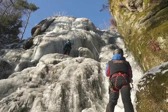 Naturspektakel im Erzgebirge: Wasserfall verwandelt sich in Eiswand - und lockt Kletterer an - Am Wasserfall in Blauenthal bietet sich ab sofort wieder die Möglichkeit zum Eisklettern.