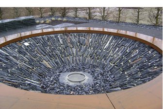 Natursteinwerk Theuma: So ist der aktuelle Stand im Insolvenzverfahren - Ein Wasserbecken aus Theumaer Schiefer auf der Internationalen Gartenausstellung in Berlin.