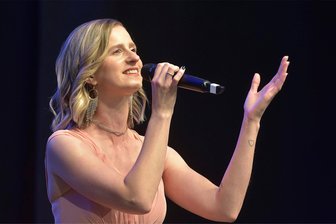 Naturtheater Bad Elster: Zeitreise durch 30 Jahre Musical-Geschichte des Gymnasiums Markneukirchen - Sabrina Heidrich gehörte zu jenen ehemaligen Schülern, die als Solisten wieder auf der Bühne standen.