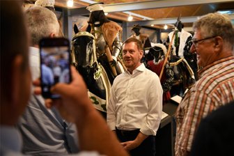 Naturwunder, Fürstenzug, Geothermie: Was der Besuch von Michael Kretschmer in Rochlitz der Stadt bringen kann - Sachsens Ministerpräsident Michael Kretschmer hat am Mittwoch Rochlitz besucht. Unter anderem schaute er sich in der Bibliothek „Alte Lateinschule“ die Fürstenzug-Ausstellung an.