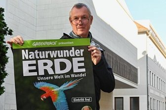 Naturwunder: Unsere Welt im Wandel - Prof. Jörg Matschullat wirbt mit Plakat für den Foto-Vortrag im Großen Hörsaal.