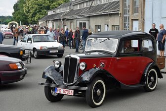 Naundorf: Am Wochenende gibt es ein Stelldichein der Oldtimer - Schnappschuss vom Treffen 2023 in Naundorf: Ein Morris Eight-Modell wird in die Parkposition chauffiert.