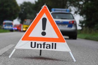 Naundorf: Auto landet im Straßengraben – zwei Verletzte - Bei Naundorf landete ein Auto im Straßengraben.