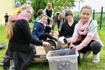 Naundorf: Hortkinder nehmen neuen Spielplatz in Besitz - In der Kita "Sonnenblumenkinder" in Naundorf der Kinderarche Sachsen wurde ein neuer Spielplatz eingeweiht. Er verfügt auch über einen Sandkasten, wo die Kinder, im Bild mit Erzieherin Stephanie Rothe, Küchengeräte zum Einsatz bringen. 