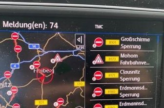 Navigationsgerät wird korrigiert - Das Navi zeigte noch am vergangenen Donnerstag eine Vollsperrung der B 101 in Großschirma an - das stimmte aber nicht. 