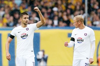 Nazarovs Traumtor bringt FCE einen Punkt in Braunschweig - Dimitrij Nazarov jubelte nach seinem Volleytor im Regen von Braunschweig.