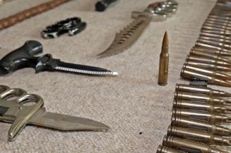 Nazi-Altar und Waffen entdeckt - Ein Teil der sichergestellten Gegenstände.