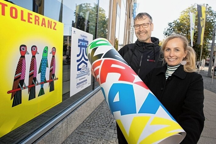 Nazi-Aufzug: Amt untersagt Trommeln - Mit einem Kunst-Plakatprojekt am Landratsamt wollen Stadt und Landkreis ein Zeichen für Toleranz setzen. 