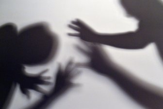 Nazi-Einschüchterungsmanöver zwingt Lehrerin zum Schulwechsel aus dem Erzgebirge - Ausgrenzung und Gewalt an Schulen sind ein drängendes Problem in Sachsen. Im erzgebirgischen Oelsnitz wurde eine Kunstlehrerin jetzt derart bedroht, dass sie ihre Versetzung vorzog.