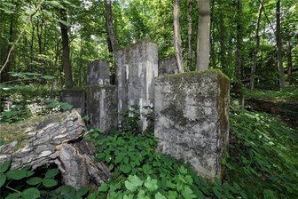 Nazi-Hinterlassenschaften im Striegistaler Wald entdeckt - Zu den imposantesten Relikten gehören mehrere riesige Betonblöcke. Um welchen Teil der Industrieanlage es sich dabei handelte, bleibt unklar. Laut dem Staatsbetrieb Sachsenforst sei derzeit aus Kostengründen kein Rückbau dieser und anderer Fundamente vorgesehen.