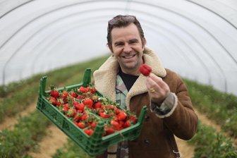 Nazi-Vergangenheit des Namensgebers enthüllt: So reagiert Karls-Chef Robert Dahl - Der Geschäftsführer von "Karls Erdbeerhof", Robert Dahl (hier im Jahr 2020 in Rövershagen), zeigte sich nach den Recherchen über seinen Großvater tief betroffen. Er will nun die Familiengeschichte genauer erforschen lassen.