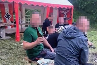 Naziparty in Döbeln schlägt weiter hohe Wellen - Deutlich im Hintergrund zu sehen: ein Hakenkreuz. In diesem Ambiente feierte eine Gruppe in einem Kleingarten in Gärtitz bei Döbeln den Männertag nach. 