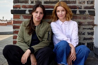NDR-„Tatort“ aus Kiel: Axel Milberg tritt ab, und diese Schauspielerin rückt an seine Stelle - Die Schauspielerinnen Almila Bagriacik (l.) und Karoline Schuch stehen demnächst in Kiel als neues "Tatort"-Duo vor der Kamera.