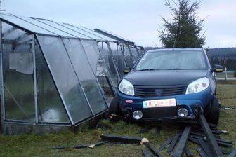 Das Auto krachte erst durch einen Gartenzaun - der wurde zerstört - und kam dann direkt an einem Gewächshaus zum Stehen.
