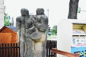 Neben Altkleidercontainer und Sperrmüll: Das hat es mit diesem Kunstwerk in Chemnitz auf sich - Kein schöner Anblick: Skulptur des Bildhauers Dieter Dietze an der Heinrich-Schütz-Straße.