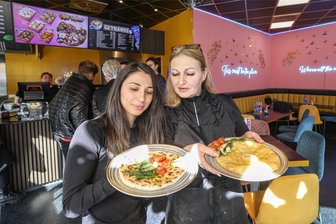 Neben Bubble-Waffeln gibt es jetzt Herzhaftes: Laden am Chemnitzer Wall wieder offen - Tanzilya und Margarita Tebuev bieten seit Freitagmittag gefüllte Teigtaschen in der Fußgängerzone Am Wall an.