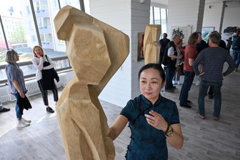 Neben der offiziellen Kulturhauptstadt: Das Sporthochhaus als Galerie und ein Porträt von Neil Young - Jiang Bian-Harbort zeigt Skulpturen aus Holz.