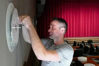 Neben James Bond sollen auch Kinderhelden in den Kinos in Marienberg und Gelenau für Rettung sorgen - Letzter Feinschliff am Gelenauer Clubkino: Elektriker Ben Oertel montiert die neuen Lampen. 