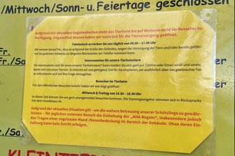 Neben Ringern hilft auch Imker beim Zaunbau - Ein Aushang am Eingang des Tierheim "Waldfrieden" weist auf die noch immer aktuellen Regelungen infolge der Pandemie hin. 