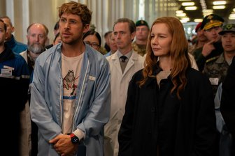 Neben Ryan Gosling und Sandra Hüller in „Der Astronaut – Project Hail Mary“ WM-Doku 1990 und „Mein Freund Barry“ im Kino - Ryan Gosling als Astronaut Ryland Grace und Sandra Hüller als Wissenschaftlerin Eva Stratt in „Der Astronaut – Project Hail Mary“. Der Film erinnert teilweise an Steven Spielbergs Klassiker „E.T.“ oder „Unheimliche Begegnung der dritten Art“.