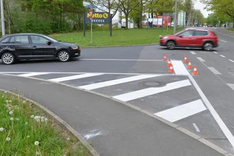 Neben Stoppschildern: Markierungen an Unfallkreuzung in Freiberg fertig - Markierungen an der Kreuzung B 173/Anton-Günther-Straße in Freiberg sind jetzt aufgebracht.