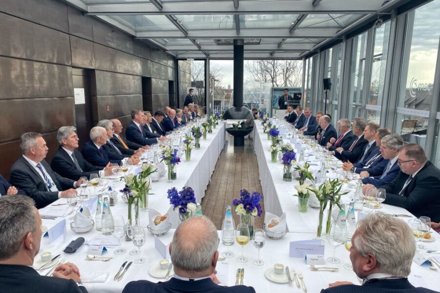Nebenveranstaltungen mit Beigeschmack - Reine Männerrunde beim CEO-Lunch in München.