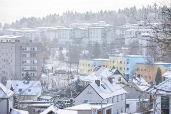 Nebulöser Drohneneinsatz in Plauen: Auch die Behörden stochern im Nebel - Winterlich und friedlich sieht es in Plauen-Reusa aus. Über dem Wohngebiet hat am Dienstag eine Drohne für Unruhe gesorgt. Wer und was steckt dahinter?