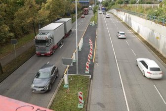 Neefestraße in Chemnitz wird ab Sonntag zum Nadelöhr - Die Überfahrten auf dem Mittelstreifen sind schon fertig: Wegen Sanierungsarbeiten steht auf dem Südring zwischen Überflieger und Neefepark ab Sonntag nur eine Fahrspur in jede Richtung zur Verfügung.