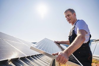 Negative Strompreise: AfD-Politiker im Erzgebirge warnt vor Solar - Experten widersprechen - Ein Handwerker bei der Installation einer Solaranlage. Bei negativem Börsenstrompreis gibt es jetzt keine Einspeisevergütung mehr.